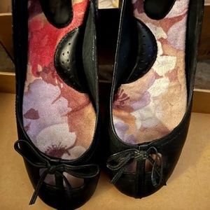 Nearly new Børn "Katherine" black ballet flats, Size 7.5
